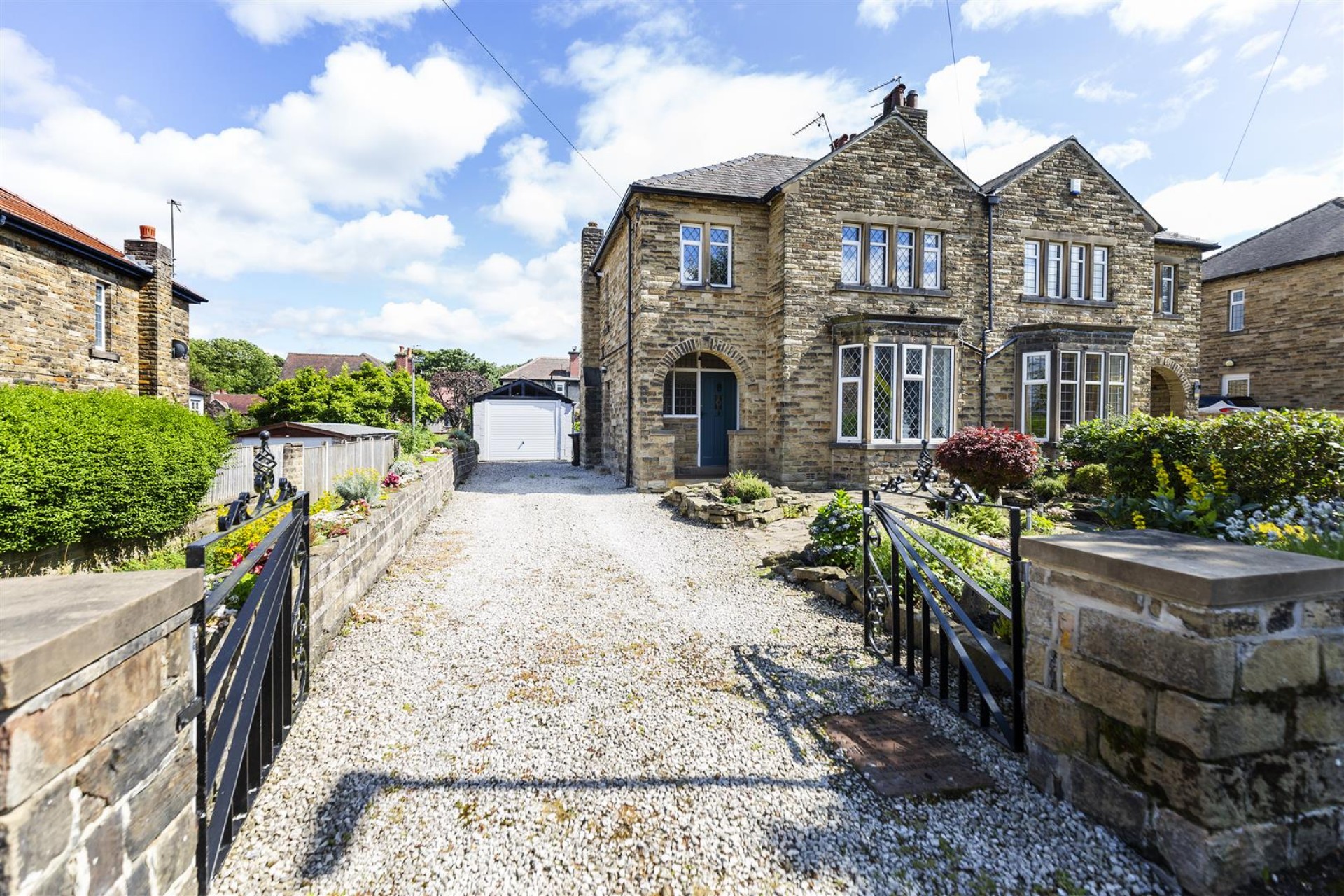 Images for Broadgate, Almondbury, Huddersfield